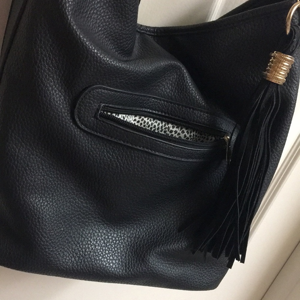 NWOT Pebbled Vegan Shoulder Bag with Large Tassel - Picture 3 of 12